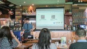 香港の利き酒師が現地で買える福岡県産日本酒の魅力を紹介した＝19日、観塘（ＮＮＡ撮影）