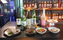 ６種類の酒を、福岡県産食材を使った特別料理とペアリング＝19日、観塘（ＮＮＡ撮影）