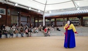 安東市がユネスコの無形文化遺産への登録を目指している「河回別神グッ仮面劇」＝韓国、2022年５月17日（ＮＮＡ撮影）