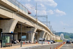 24年には安東駅から新慶州駅まで延長される中央線。写真は、安東駅から新慶州方面に伸びる未開通の中央線高架橋＝韓国、2022年５月17日（ＮＮＡ撮影）