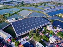 台湾では養殖場の上で太陽光発電を行う事業が増えている。日本の三井住友ファイナンス＆リース（ＳＭＦＬ）も完全子会社ＳＭＦＬみらいパートナーズを通じて参画している。写真はＳＭＦＬのパートナー企業が手がけているプロジェクト（ＳＭＦＬ提供）