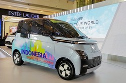 ＳＧＭＷモーター・インドネシアは、年内に発売予定の超小型ＥＶを初めて公開した＝１日、ジャカルタ（ＮＮＡ撮影）