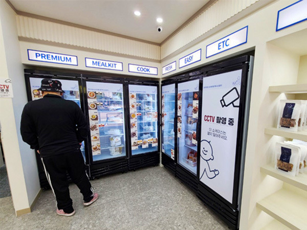 無人の非対面ミールキット専門店で商品を選ぶ顧客＝韓国・ソウル、2022年４月（ＮＮＡ撮影）