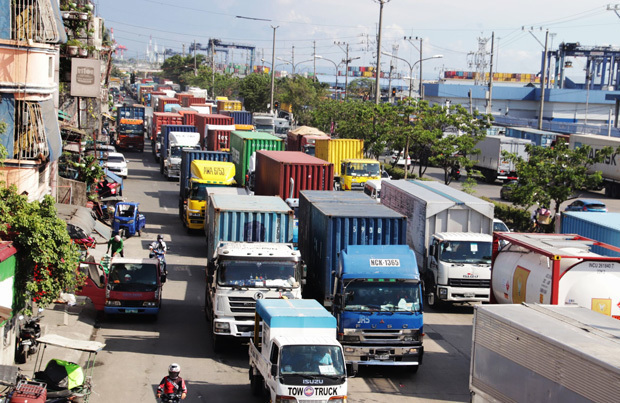 コンテナを積んだ多くのトラックにより交通渋滞が発生しているマニラ港近くの道路＝２日、マニラ市（ＮＮＡ撮影）