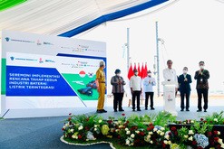 ジョコ大統領（右から３人目）とＬＧエナジーソリューションの関係者らは、中ジャワ州バタンで統合的ＥＶバッテリー産業開発に関する式典に出席した（内閣官房提供）