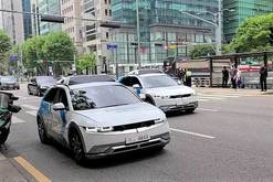 江南区の大通りテヘラン路を走行する現代自の２台の自動運転車＝韓国・ソウル、2022年６月９日（ＮＮＡ撮影）
