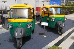 ＯＳＭが発売したオートリキシャ用の電動三輪「ストリーム」=10日、インドの首都ニューデリー（ＮＮＡ撮影）
