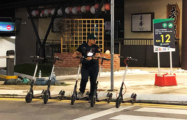 マレーシアの都市部では、電動キックスケーターが人気を集めている。アプリを通じたシェアリングサービスのほか、時間制で貸し出す業者もいる＝12日、クアラルンプール（ＮＮＡ撮影）