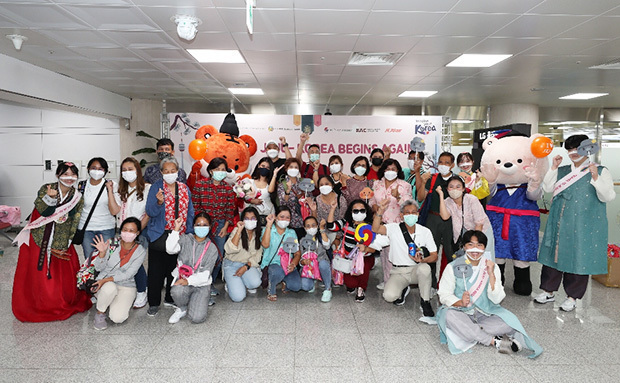 ６月３日、タイからの団体観光客178人が済州国際空港に降り立った。済州道に外国人観光客が訪れるのは2020年４月以来のこととなる＝韓国・済州道（済州観光公社提供）