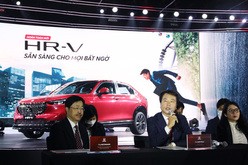 新型ＨＲ―Ｖを発表するホンダ・ベトナムの三原社長（中央）。ハイブリッド車の早期投入に意欲を示した＝15日、ハノイ