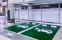 複合施設の駐車場に整備されたＥＶ充電設備＝シンガポール中央部（ＮＮＡ撮影）