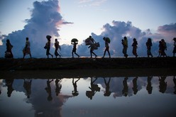 ミャンマーからバングラデシュへと逃れた難民の列＝2017年10月９日、バングラデシュ（©UNHCR/Roger Arnold）