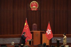 今期の立法会議員は、議長席の上に初めて掲げられた中国の国章の下で就任宣誓を行った＝１月３日（新華社）