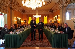 アリフィン・エネ鉱相（中央右）はノルウェーのタリエ・オースラン石油・エネルギー相（中央左）とエネルギー分野での協力強化について協議した＝13日（在ノルウェー・インドネシア大使館公式ツイッターより）