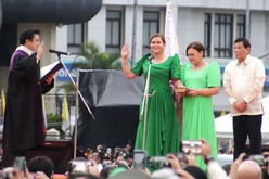 次期副大統領として宣誓するサラ氏（中央）と見守るドゥテルテ大統領（右から１番目）＝19日、ダバオ市（ＮＮＡ撮影）