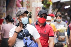 マスクを着用して外出する人ら＝６月上旬、マニラ市（ＮＮＡ撮影）