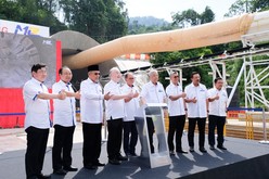 ゲンティントンネルの着工式典に出席したイスマイルサブリ首相（右から４人目）＝23日、パハン州（ＮＮＡ撮影）