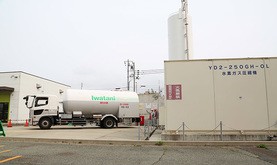 発電施設の燃料タンクに水素を充塡する様子（川崎重工業提供）