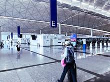 香港国際空港はまだ、コロナ前のにぎわいを取り戻せずにいる＝22日（ＮＮＡ撮影）