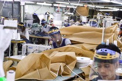 ヤンゴンの工場で手術着を縫う労働者。クーデター後は労働環境の悪化が取り沙汰されている＝2020年５月28日、ミャンマー・ヤンゴン（ＡＰ／アフロ）