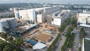 完成が近づくグローバルファウンドリーズの新生産拠点＝４月、シンガポール北部（同社提供）