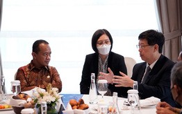 バフリル投資相（左）は25日、鴻海の劉揚偉董事長（右）と会談した（投資省提供）