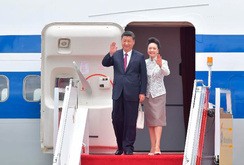 返還20周年の際には、習主席（左）は彭麗媛夫人を伴って専用機で香港を訪問した＝17年６月29日、香港国際空港（香港政府提供）