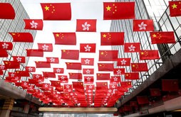 返還25周年を祝うため、通りの上にたくさん飾られた中国国旗と香港区旗＝20日、九龍地区･尖沙咀（新華社）