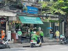 「コロナ後」に飲食店の利用が増えたことに加え、燃料費が高騰していることで、フードデリバリーの市況は大きく変化しつつある＝タイ・バンコク（ＮＮＡ撮影）