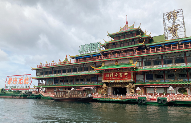 半世紀にわたり世界の観光客を魅了してきた水上レストラン「ジャンボ」。市民に惜しまれながら香港島・香港仔（アバディーン）の海上を去った＝６月４日（ＮＮＡ撮影）