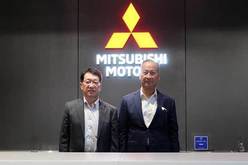 アグス産業相（右）は、日本訪問中に三菱自動車の加藤隆雄ＣＥＯと面会した（産業省提供）