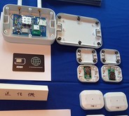 実証事業では「ZigBee タグ」と呼ばれる機器を使って定期的に冷温箱内の温度などのデータを取得。リアルタイムで発信が可能なほか、内蔵メモリーにも保存され、通信環境のない場所でも記録を保持できる（ＮＮＡ撮影）