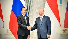 ジョコ大統領はロシアを訪問してプーチン大統領と会談した＝６月30日（内閣官房提供）
