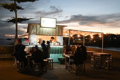 夕暮れ時の海を眺めながら飲食店で談笑する人たち＝東カリマンタン州バリクパパン（ＮＮＡ撮影）
