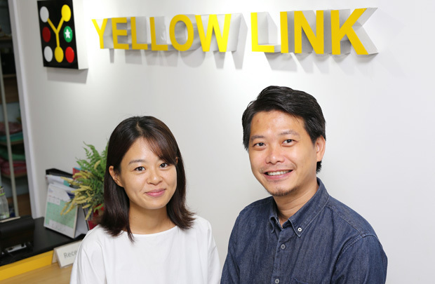 イエローリンクのゾーゾーさん（右）と新井さん夫妻＝６月10日、ミャンマー・ヤンゴン（ＮＮＡ）