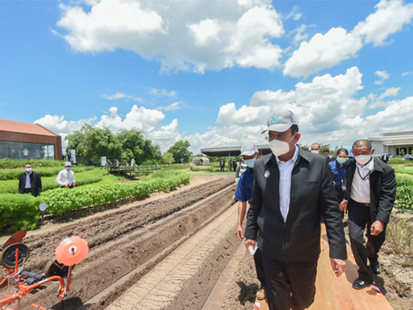 クボタのタイ子会社が運営する「クボタファーム」を訪れたタイのプラユット首相（タイ政府フェイスブックより）