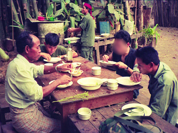 ミャンマーで最前線の１つだったワンカーキャンプでの食事風景（筆者提供）