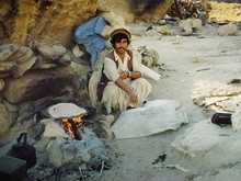 前線拠点でチャパティを焼く兵士。鉄板さえあれば簡単に焼けるため前線では必需品（筆者提供）
