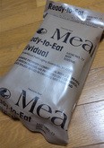 近代的な米軍の戦闘用食糧「ＭＲＥ」（筆者提供）