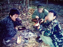 ミャンマーで作戦行動中の日本人兵士。竹で作った食器を使っている（筆者提供）