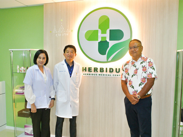 ３月に開業した「ハービダス・メディカルセンター」のクルアーソーポン会長（右）と医師ら＝５月３日、バンコク（ＮＮＡ撮影）
