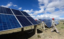 中国の太陽光発電の業界団体は、国内の今年の新設設備容量が100ギガワットに達する可能性があると予測した。過去最高だった2021年の54.88ギガワットを大幅に上回るとみている＝青海省（新華社）