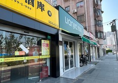 ロックダウン中の街に人通りはなく、商店街の店には封鎖開始当初に張られた「封」の張り紙がそのままになっていた＝５月17日、上海市