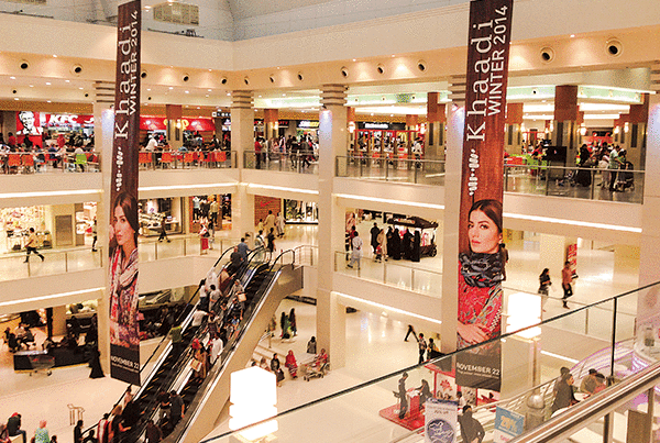 2011年に開業したカラチ市の近代的ショッピングセンター「ドルメンモール」。英系百貨店、仏系スーパー、米系ファストフードなど欧米ブランドが多数出店（ジェトロ提供）