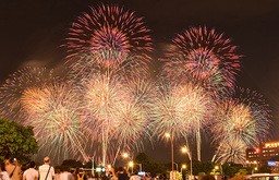 色とりどりの花火が台北の夜空を彩った＝７月30日午後８時15分（ＮＮＡ撮影）