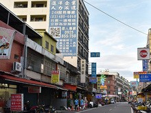 新竹工業区付近には人材派遣会社のビル広告や東南アジア料理店などが目立つ＝６月、新竹（ＮＮＡ撮影）
