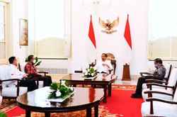 ジョコ大統領（中央）は３日、ザイヌディン青年・スポーツ相、インドネシアサッカー協会のモハマド会長と会談した（内閣官房提供）