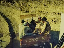 アフガニスタンで避難民を発見（全身を白い布で覆った右から３人目）。向かう方向が途中まで一緒なので同乗させた（筆者提供）