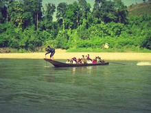 ミャンマーのサルウィン川とモエイ川での船舶交通。大きい川がある場所は小型船による交通網が発達し、楽に早く移動できる重要な交通手段。大勢の避難民の足にもなっている（筆者提供）