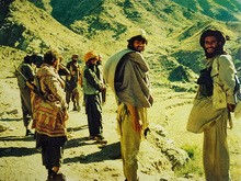 たむろするアフガニスタンのムジャヒディン（イスラム戦士）。「紛争地はいたるところにこういう集団がおり、陸路で誰にも見つからないことは考えられません。陸路を選ぶくらいなら空路で早めに避難するべき」と高部氏（筆者提供）